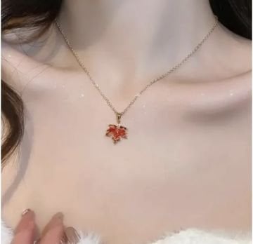 Kırmızı Akçaağaç Yaprağı Çelik Kolye