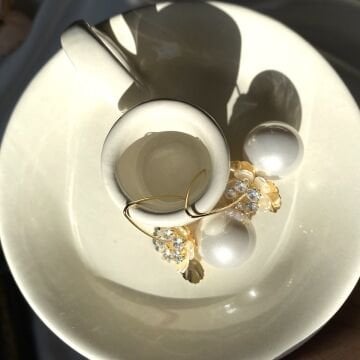 Vintage Çiçek Detaylı İnci Küpe