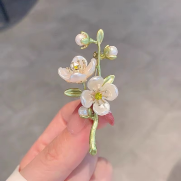 Beyaz Çiçek Tasarım Broş