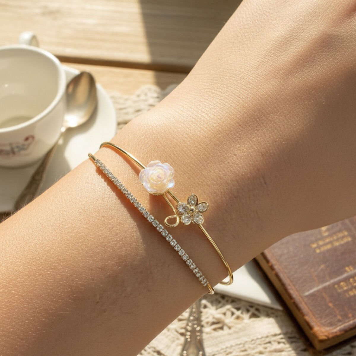Beyaz Gül ve Çiçek Motifli Halka Bileklik