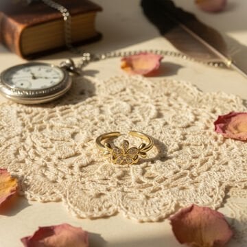 Taş Detaylı Çiçek Figürlü Tasarım Yüzük