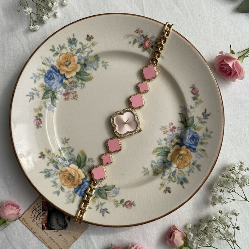 Pembe Yonca Model Taşlı Tasarım Saat