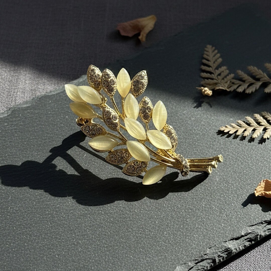 Zarif Kristal Yaprak Salkımı Broş