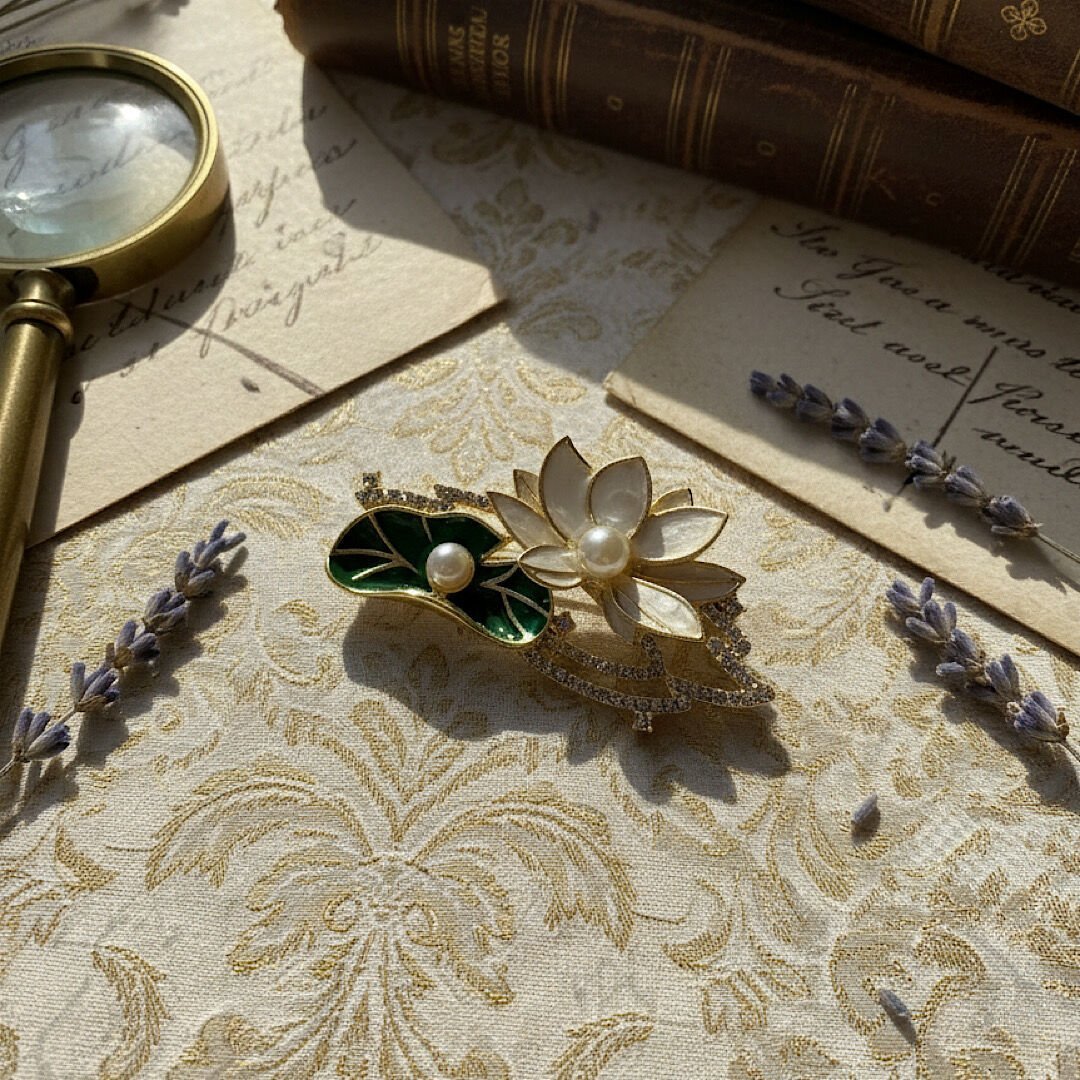 İncili Nilüfer Çiçeği Vintage Kadın Broş
