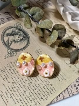 Beyaz Çiçek ve İnci Tasarım Vintage Küpe