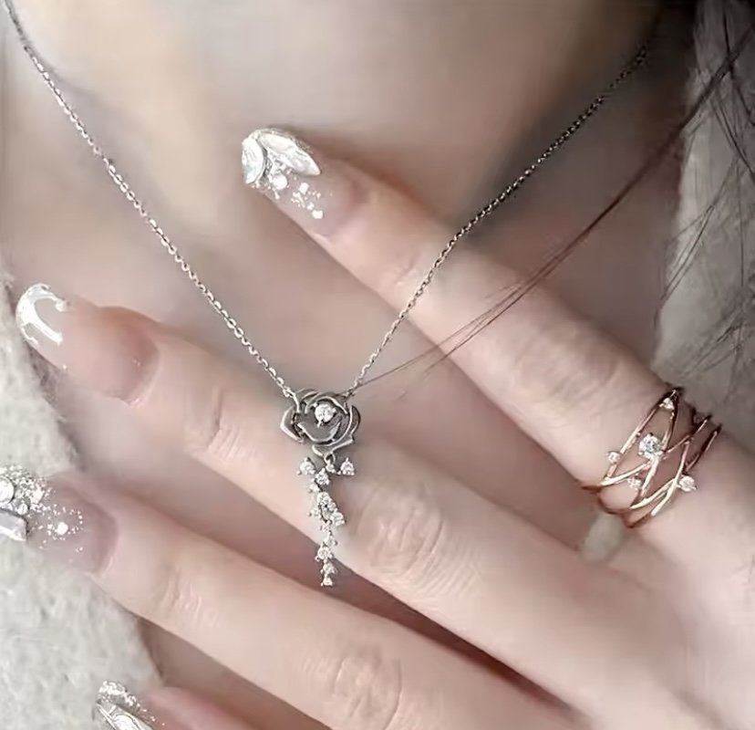 Rose Whisper Gümüş Kolye