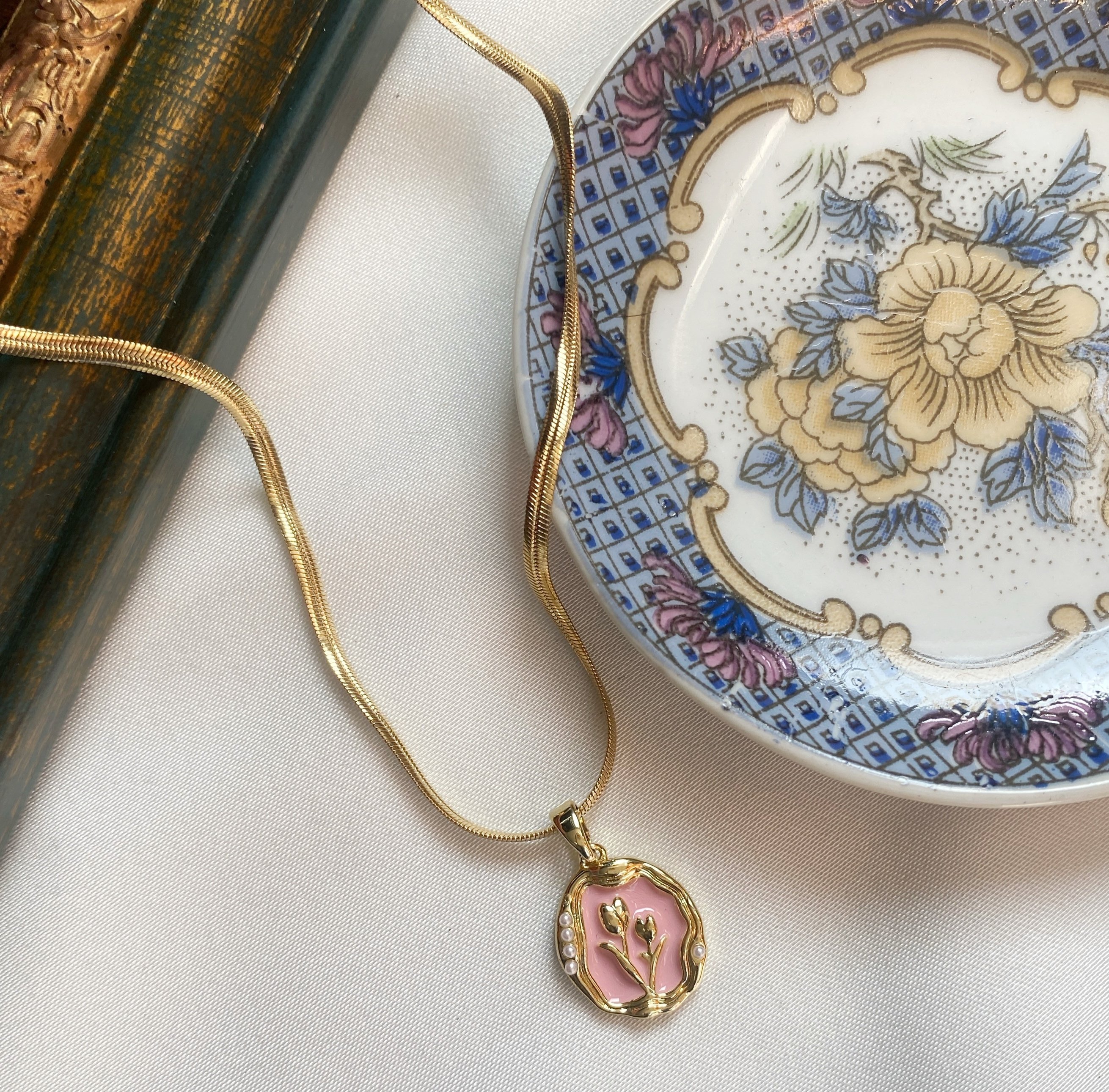 Vintage İnci Detaylı Pembe Çelik Kolye