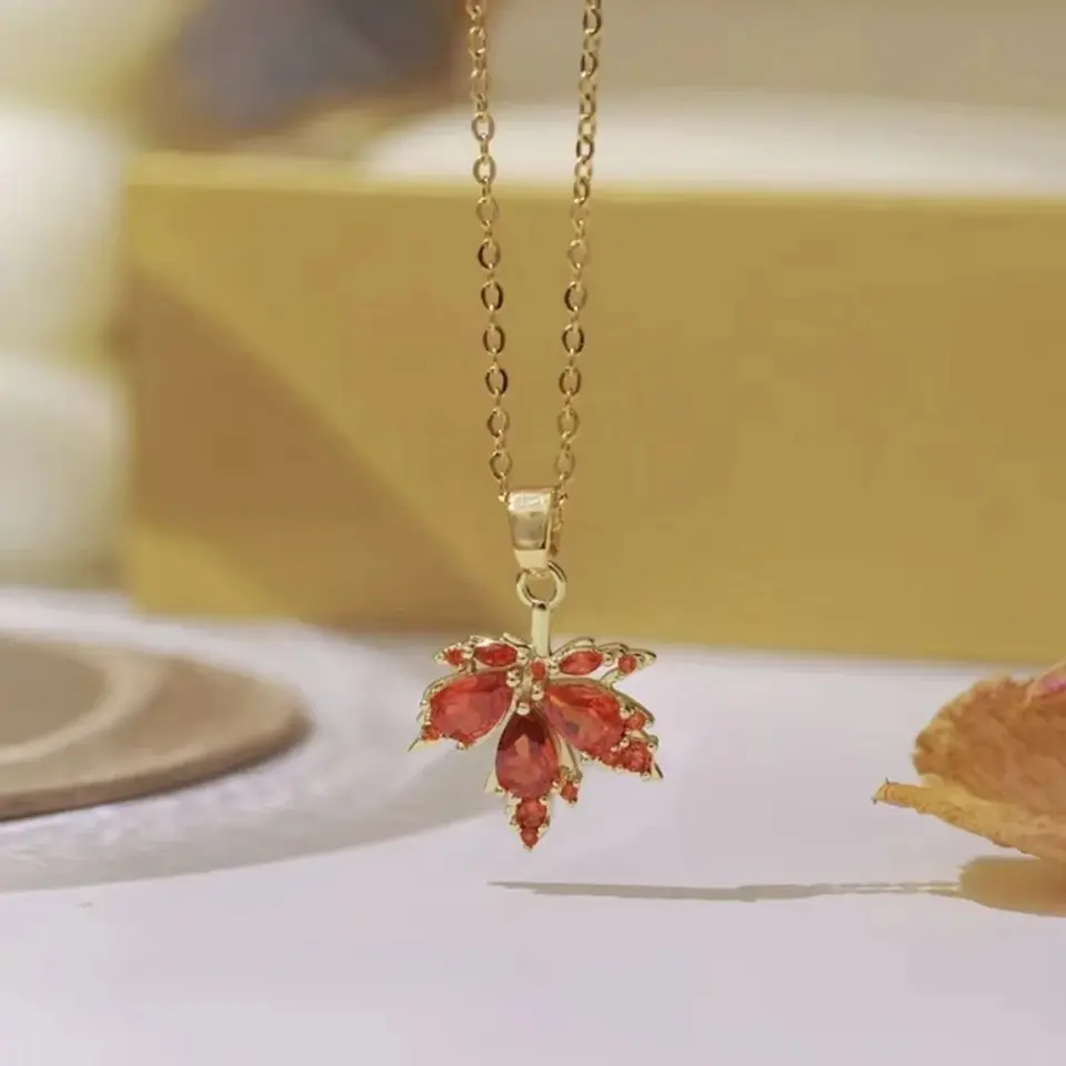 Kırmızı Akçaağaç Yaprağı Çelik Kolye