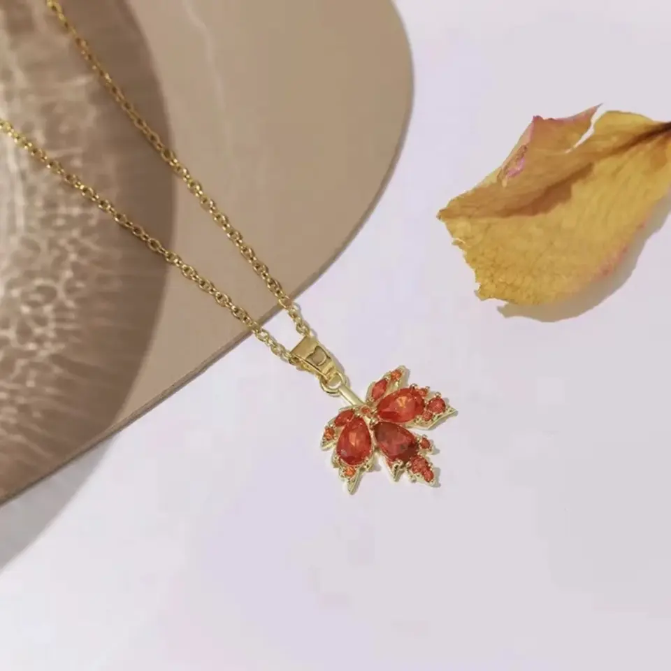 Kırmızı Akçaağaç Yaprağı Çelik Kolye