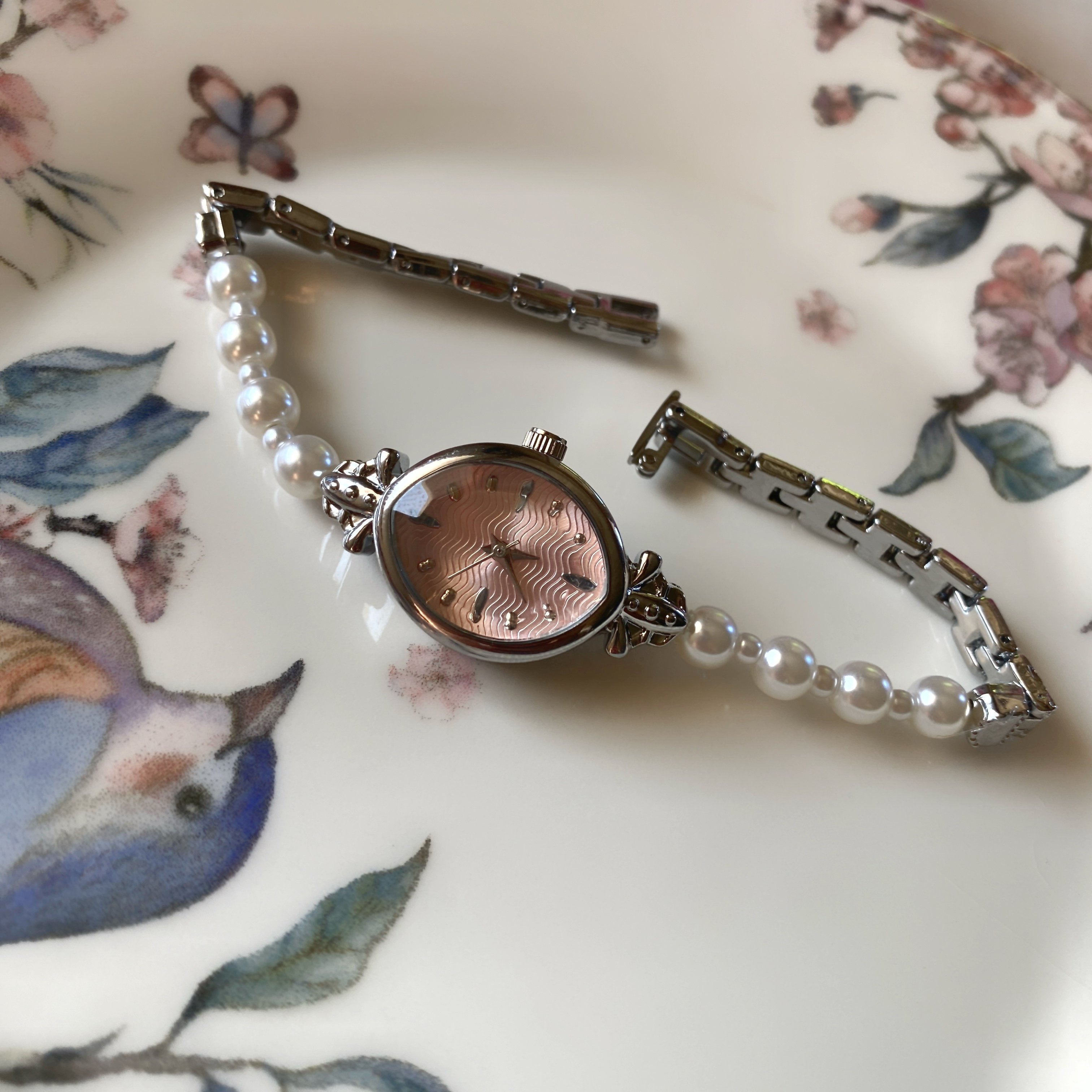 Pembe Oval Kadran İnci Tasarım Saat