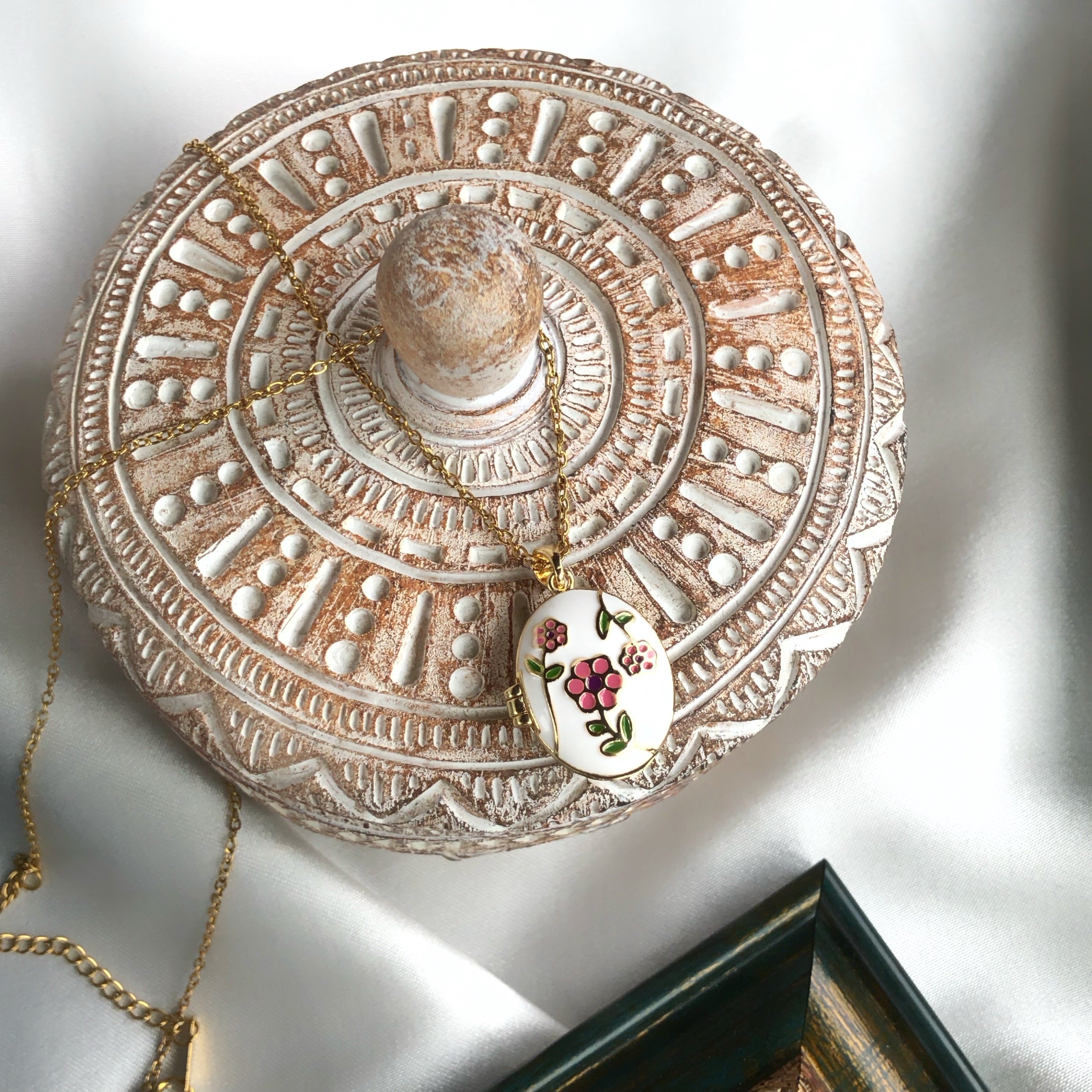 Vintage Çiçek Desenli Çelik Kolye