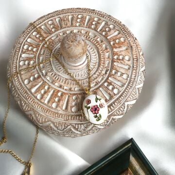 Vintage Çiçek Desenli Çelik Kolye