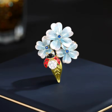 Uğur Böceği ve Çiçek Tasarım Broş