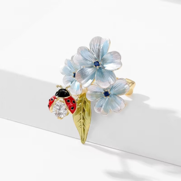 Uğur Böceği ve Çiçek Tasarım Broş