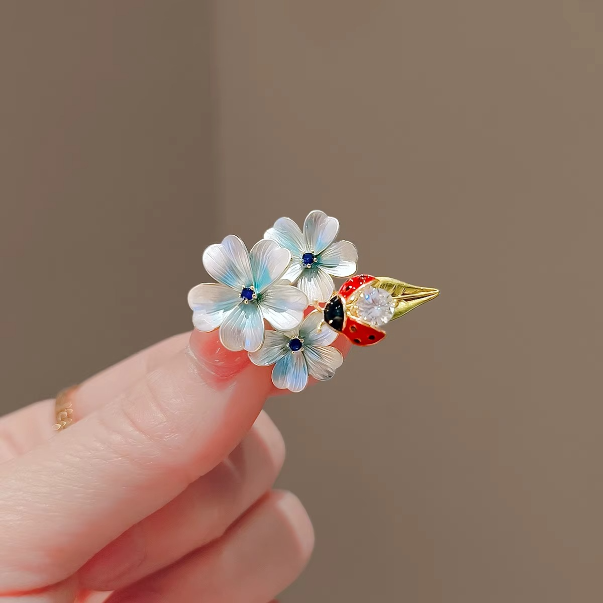 Uğur Böceği ve Çiçek Tasarım Broş