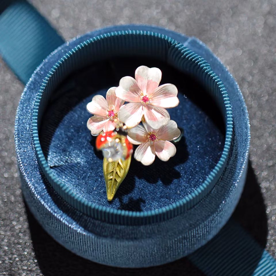 Uğur Böceği ve Çiçek Tasarım Broş