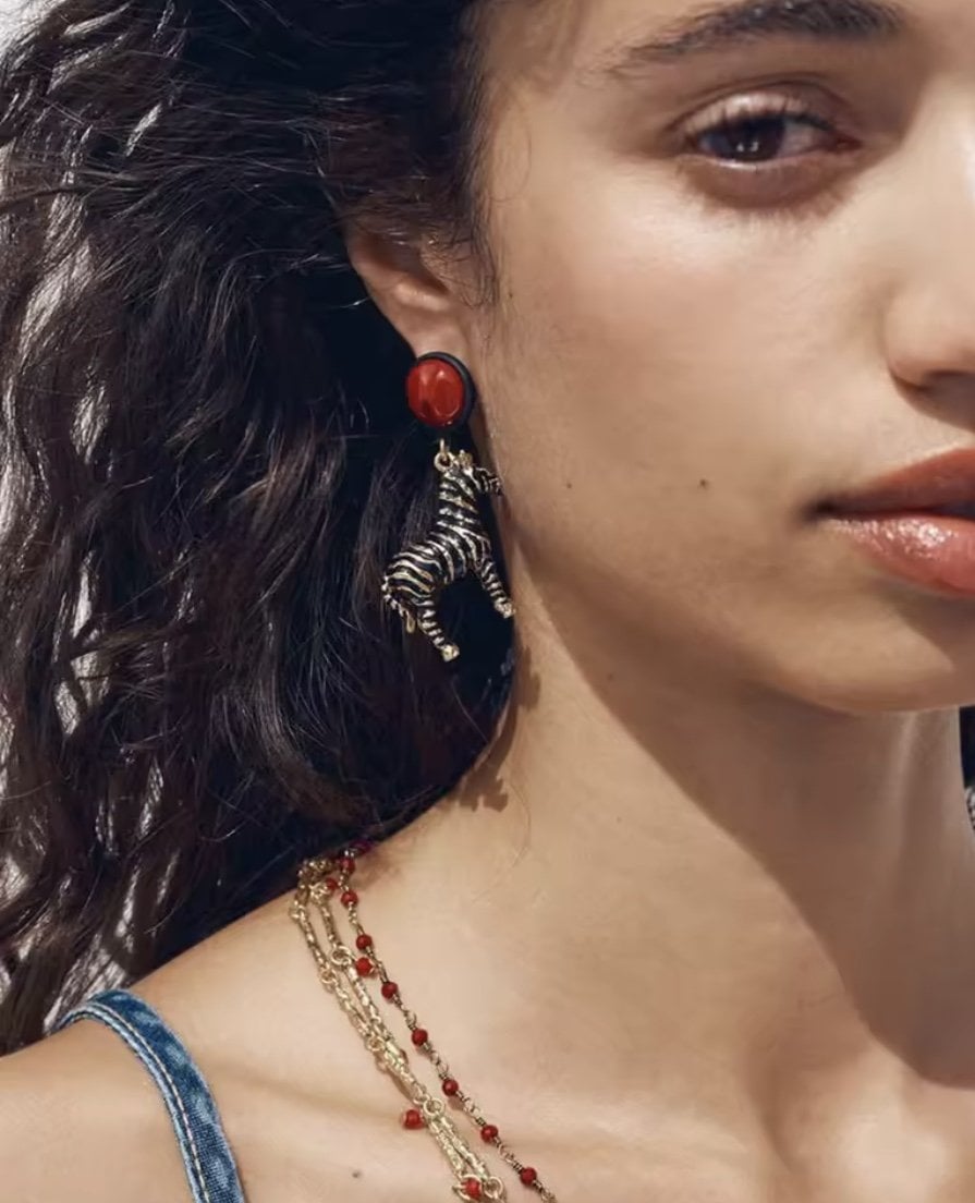 Kırmızı Taşlı Tasarım Zebra Küpe