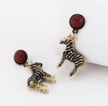 Kırmızı Taşlı Tasarım Zebra Küpe