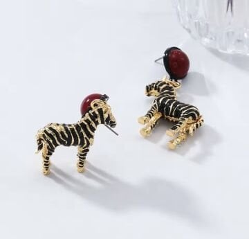 Kırmızı Taşlı Tasarım Zebra Küpe