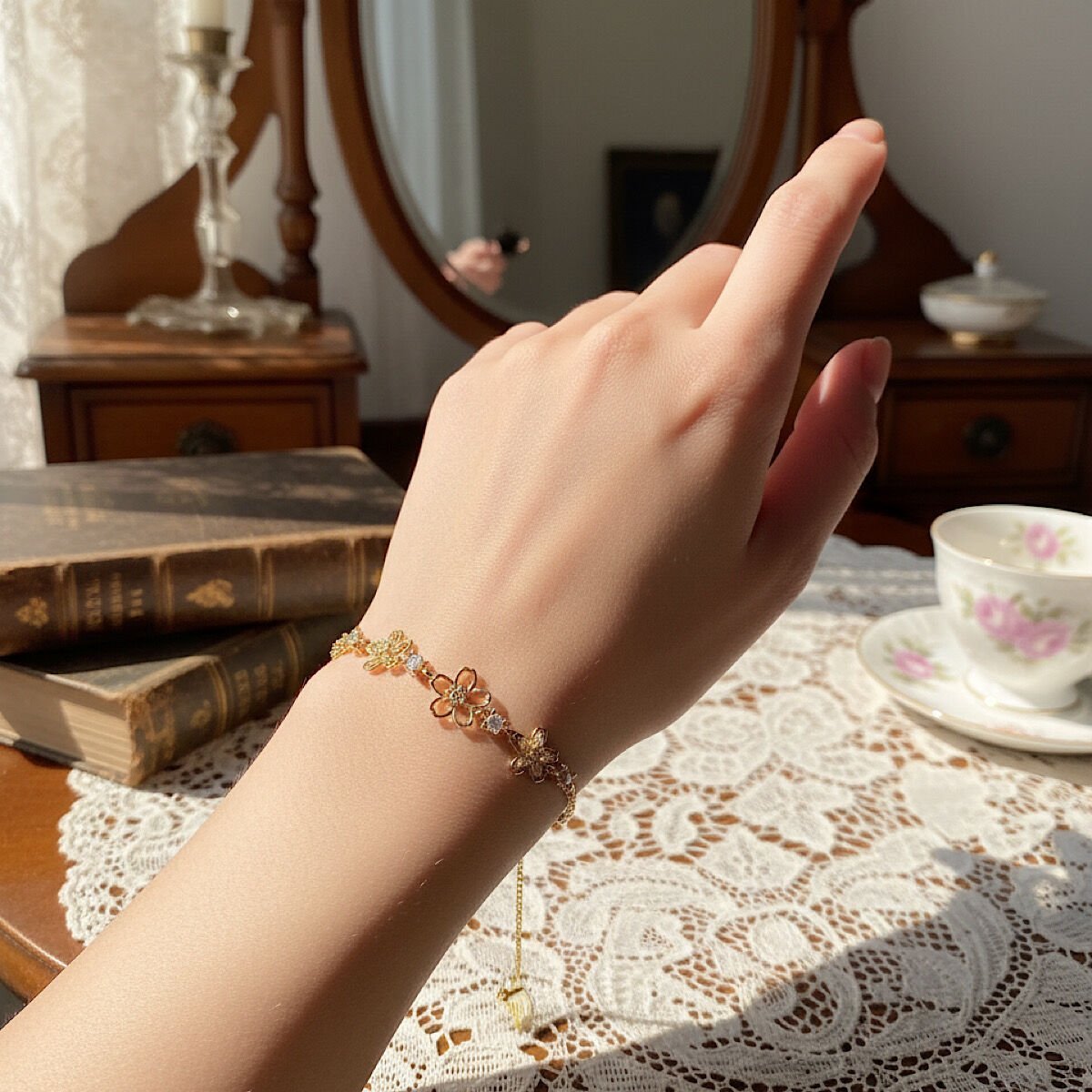 Vintage Taşlı Çiçek Tasarım Bileklik
