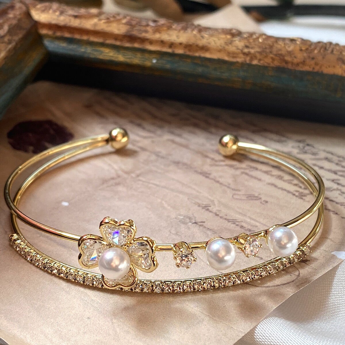 İncili ve Çiçekli Tasarım Halka Bileklik