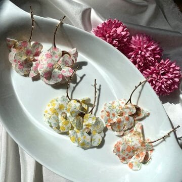 Vintage İnci Detay Çiçek Desenli Küpeler