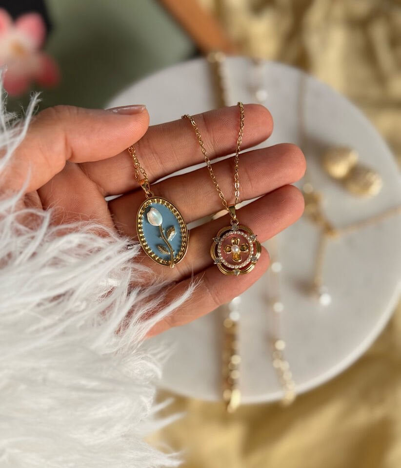 Vintage Beyaz Gül Çelik Kolye