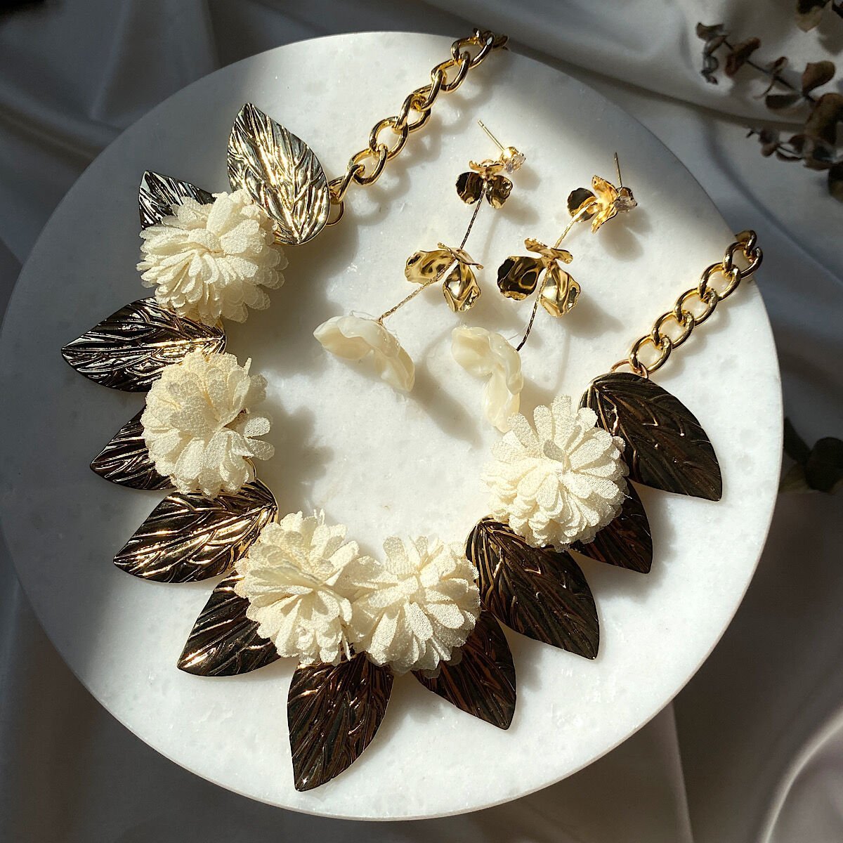Gold Yaprak Beyaz Çiçek Tasarım Kolye