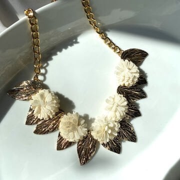 Gold Yaprak Beyaz Çiçek Tasarım Kolye