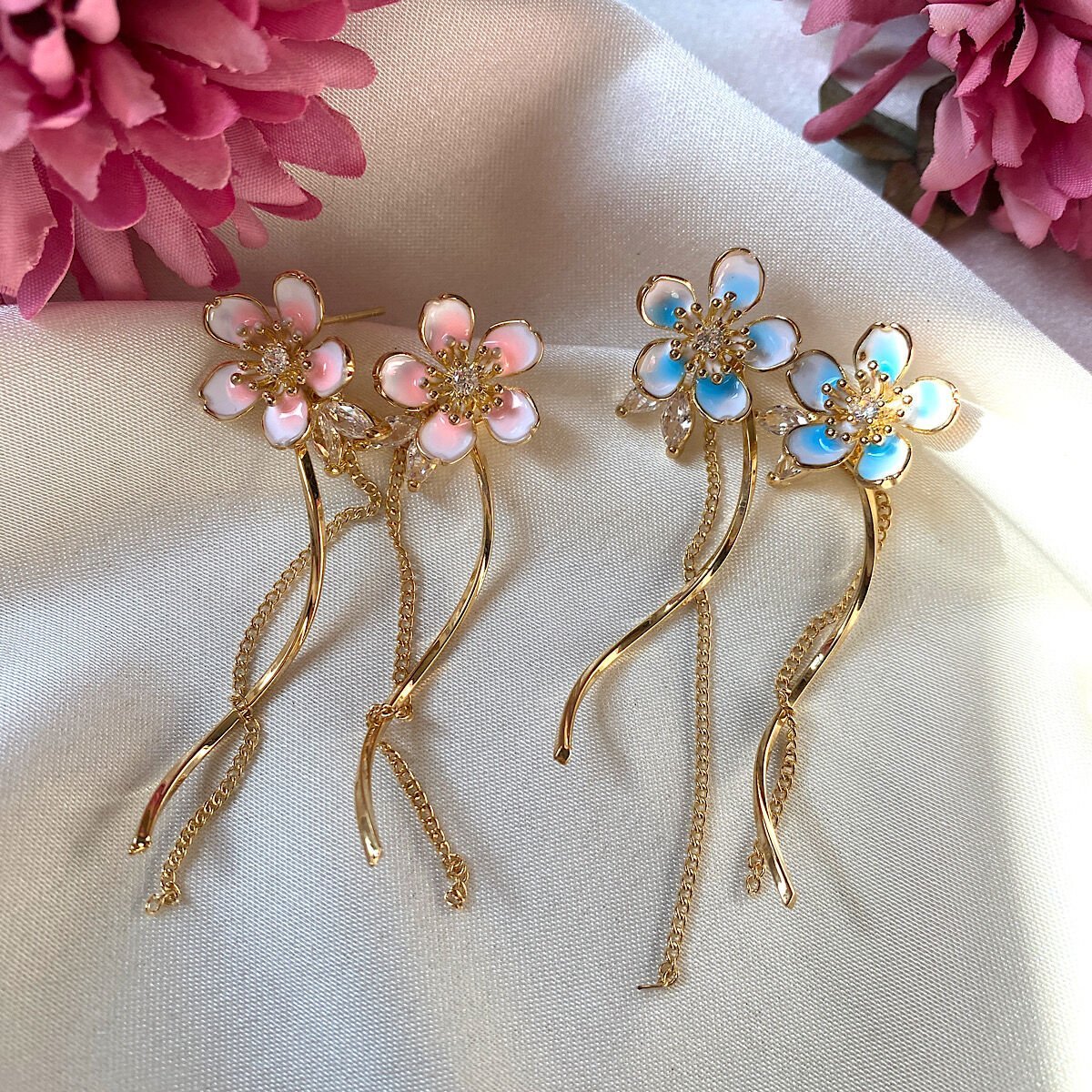 Püskül Detaylı Pembe ve Mavi Çiçek Küpeler