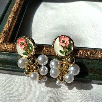 Vintage İnci Tasarım Çiçek Detaylı Küpe
