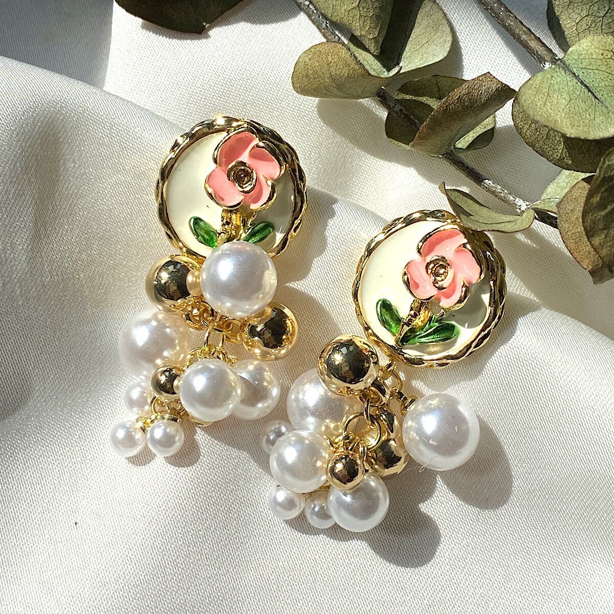 Vintage İnci Tasarım Çiçek Detaylı Küpe