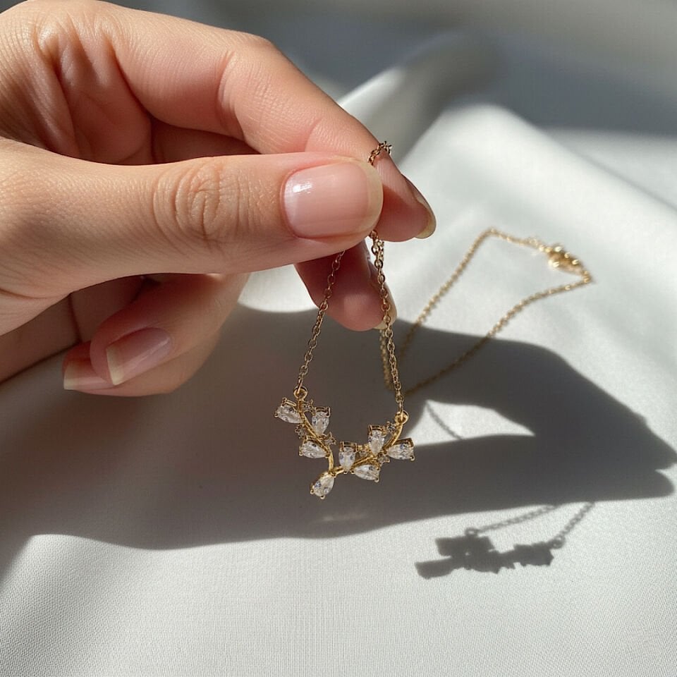 Taşlı Yaprak Tasarım Gold Çelik Kolye