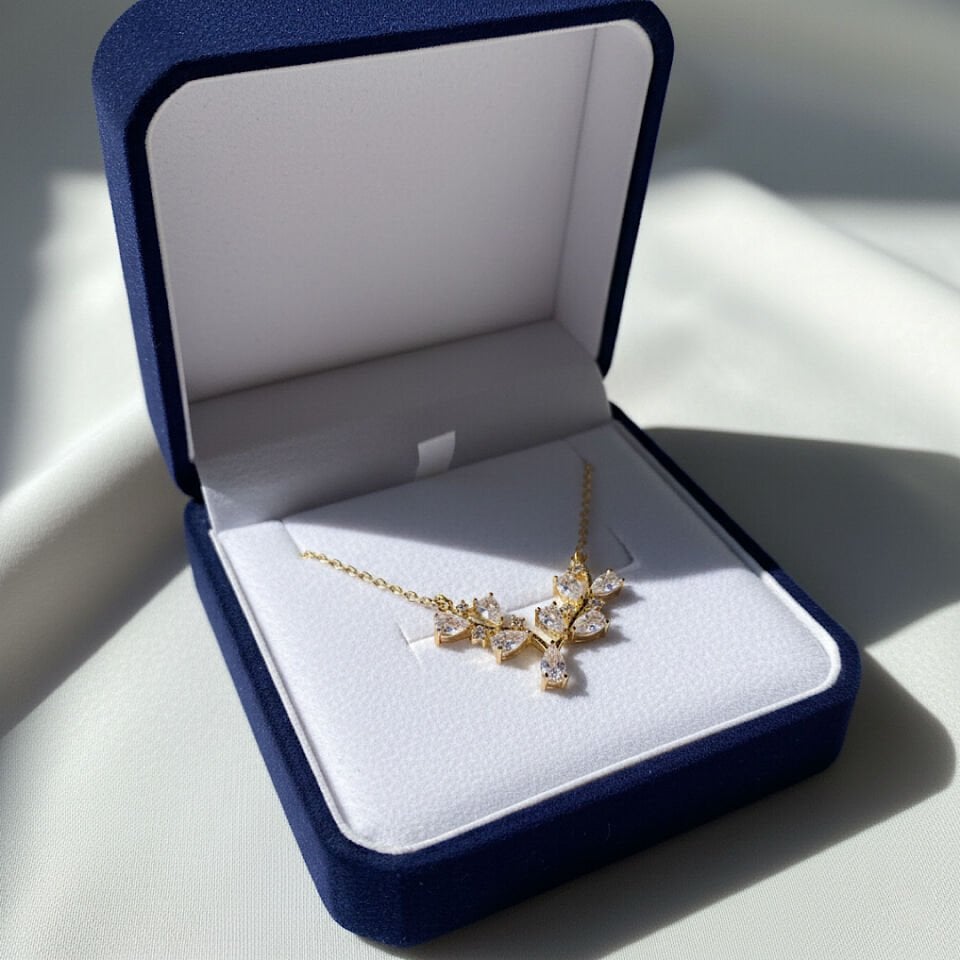 Taşlı Yaprak Tasarım Gold Çelik Kolye