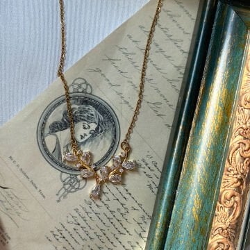 Taşlı Yaprak Tasarım Gold Çelik Kolye