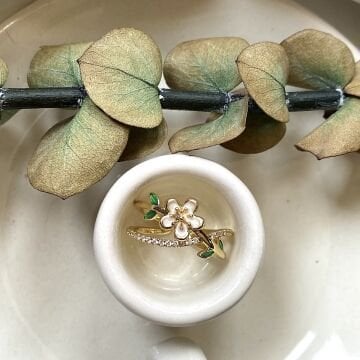 Taşlı Beyaz Çiçek Çapraz Tasarım Yüzük