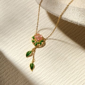 Pembe Çiçek Yeşil Yaprak Tasarım Çelik Kolye