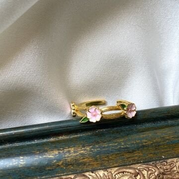 Yeşil Yapraklı Pembe Çiçek Yüzük