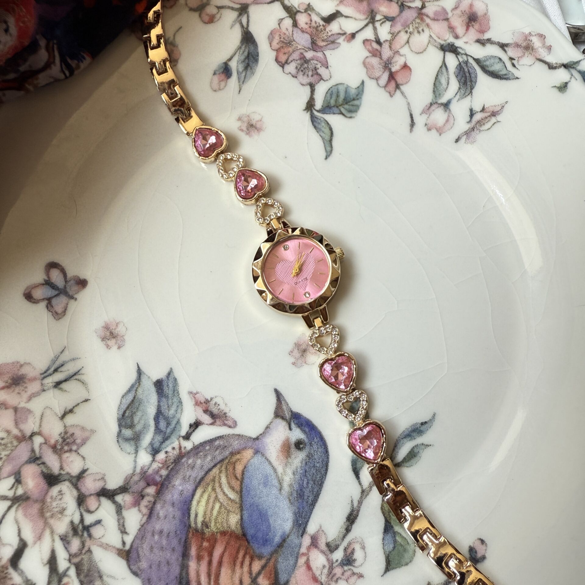 Pembe Kalp Tasarım Taşlı Saat