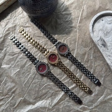 Taş Çerçeve Yuvarlak Kasa Saatler