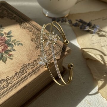 Çiçek Motifli Taş Detaylı Halka Bileklik