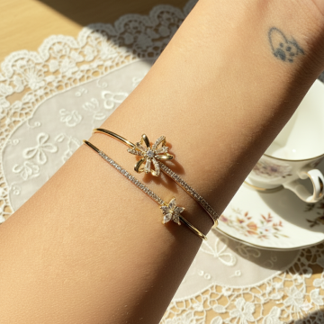 Çiçek Motifli Taş Detaylı Halka Bileklik