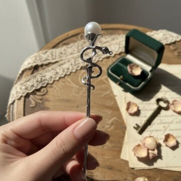 İnci Detaylı Yılan Tasarım Topuz Toka