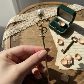 İnci Detaylı Yılan Tasarım Topuz Toka