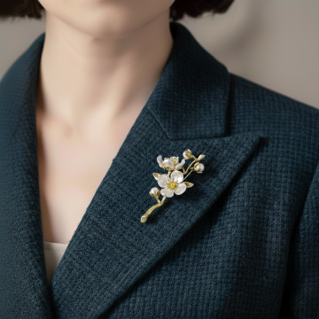 Beyaz Çiçek Tasarım Broş