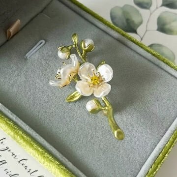 Beyaz Çiçek Tasarım Broş