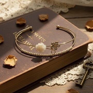 Beyaz Gül ve Çiçek Motifli Halka Bileklik