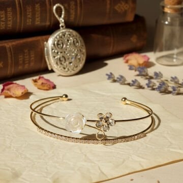 Beyaz Gül ve Çiçek Motifli Halka Bileklik