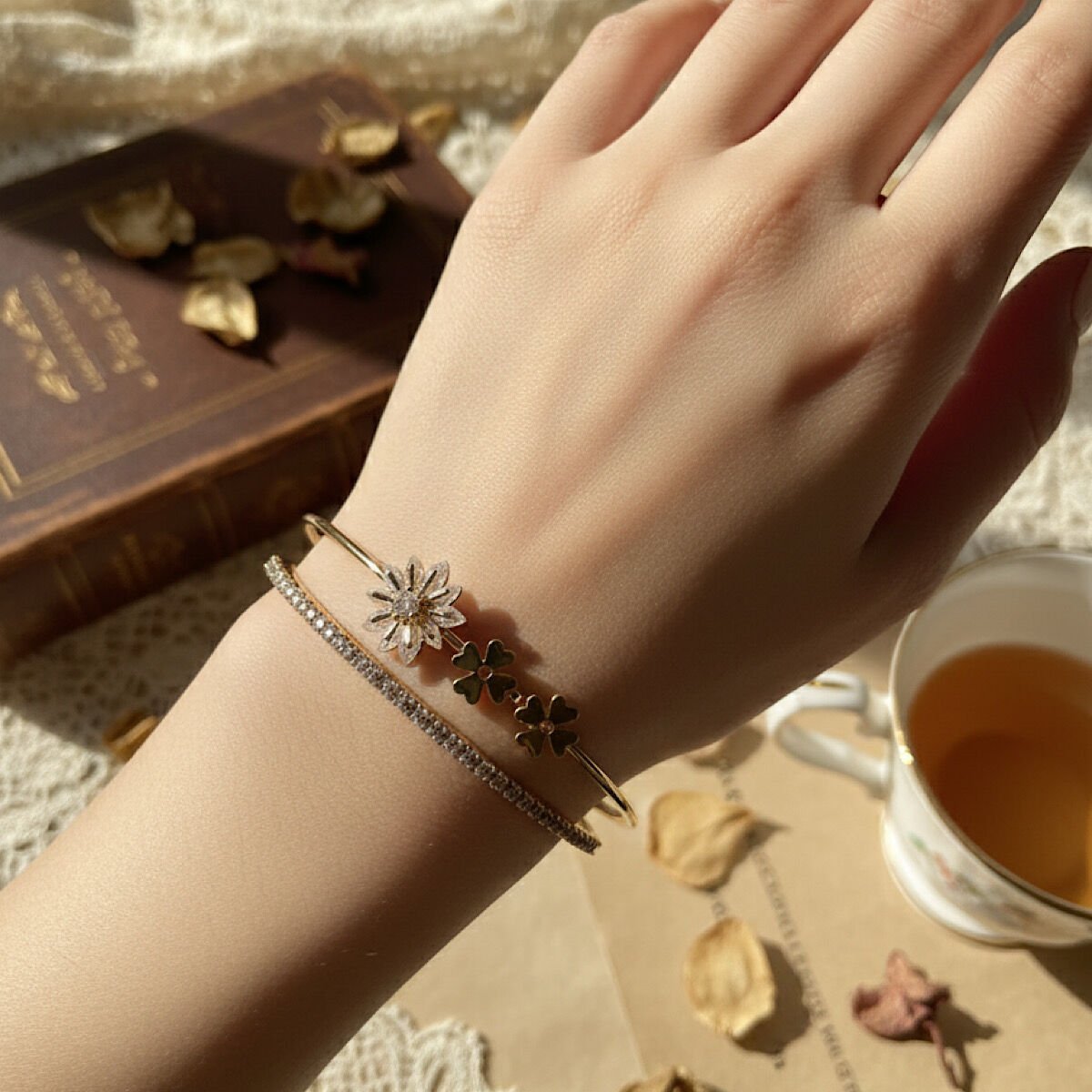 Yonca Detaylı Zirkon Taşlı Halka Bileklik