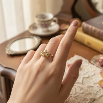 Taş Detaylı Çiçek Figürlü Tasarım Yüzük